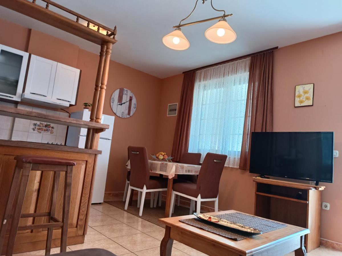 פורץ Apartments Ivicek מראה חיצוני תמונה