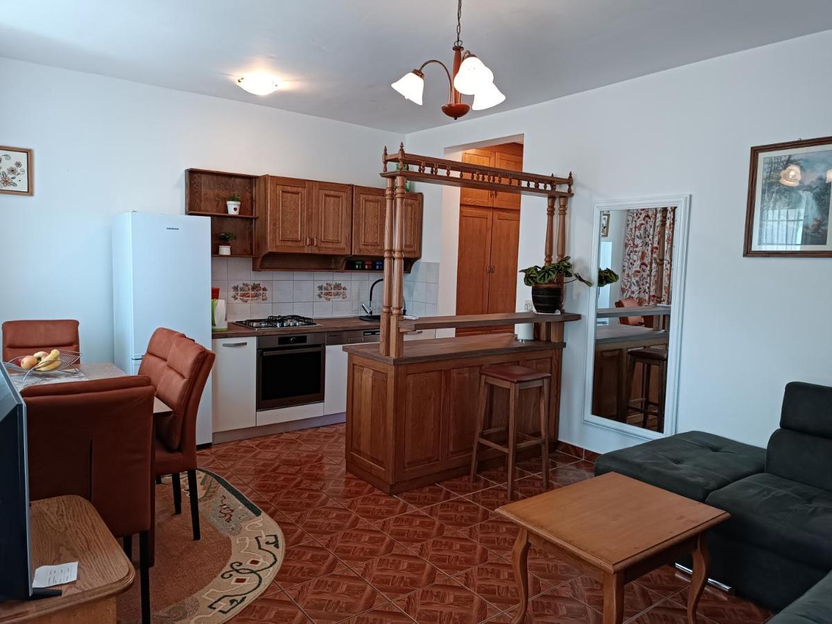 פורץ Apartments Ivicek מראה חיצוני תמונה